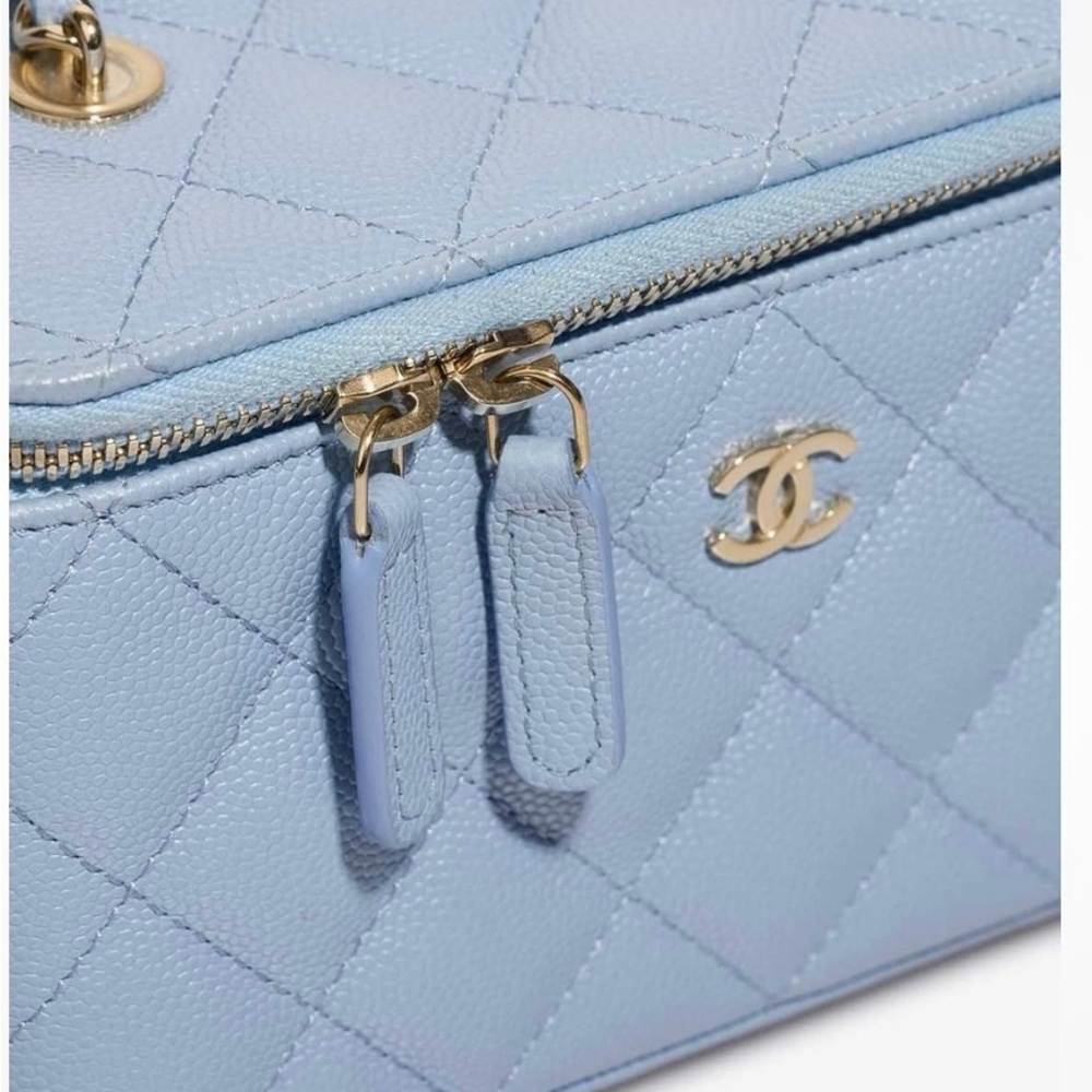 CHANEL Blue vanity bag - Picture 2 of 7